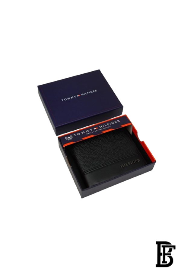 Tommy Hilfiger Wallet is a one to face solid style covered in light/black leather