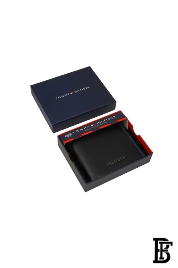 Tommy Hilfiger Wallet is a one to face solid style covered in light/black leather