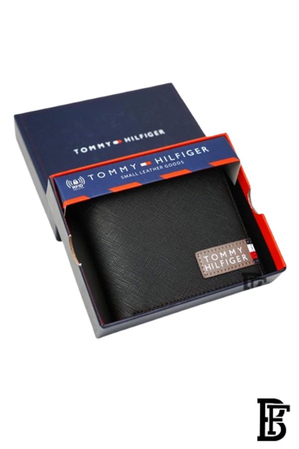 Tommy Hilfiger Wallet is a one to face solid style covered in light/black leather